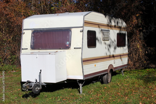 Abgestellter Wohnwagen auf einem Campingplatz