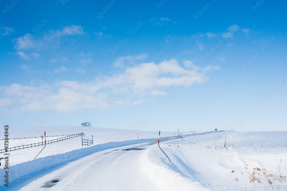 青空と雪道