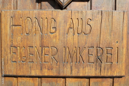 Geschnitzte Holztafel: 