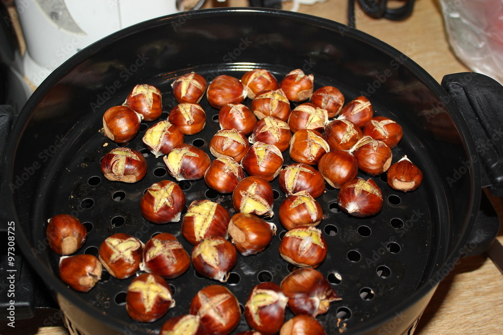 Bratpfanne mit köstlichen, leckeren, heißen Maronen (Kastanien) Stock Photo  | Adobe Stock