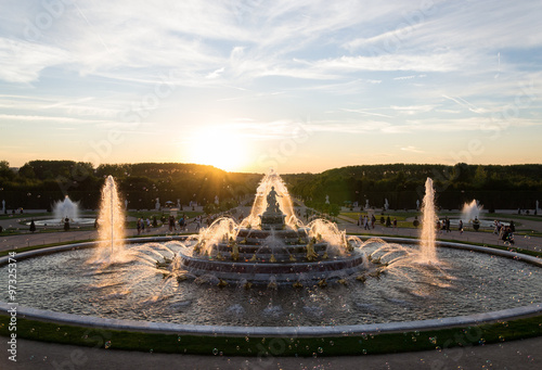 Coucher de soleil sur la fontaine du Jardin de Versailles