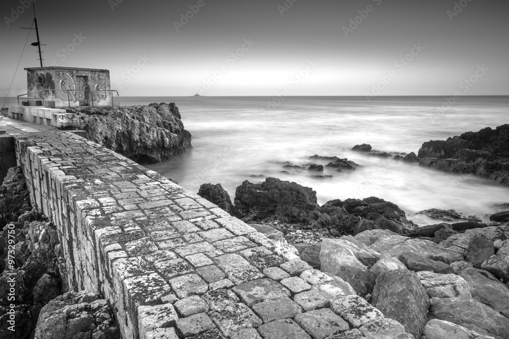 Fotografie Chůze do opuštěného domu přes oceán
