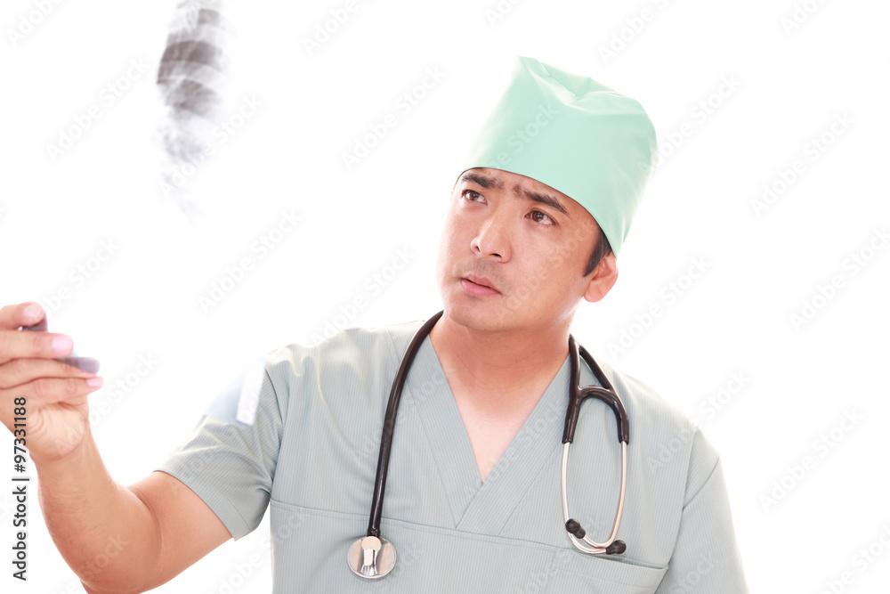 検査中の真剣な表情の医師 検査中の真剣な表情の医師