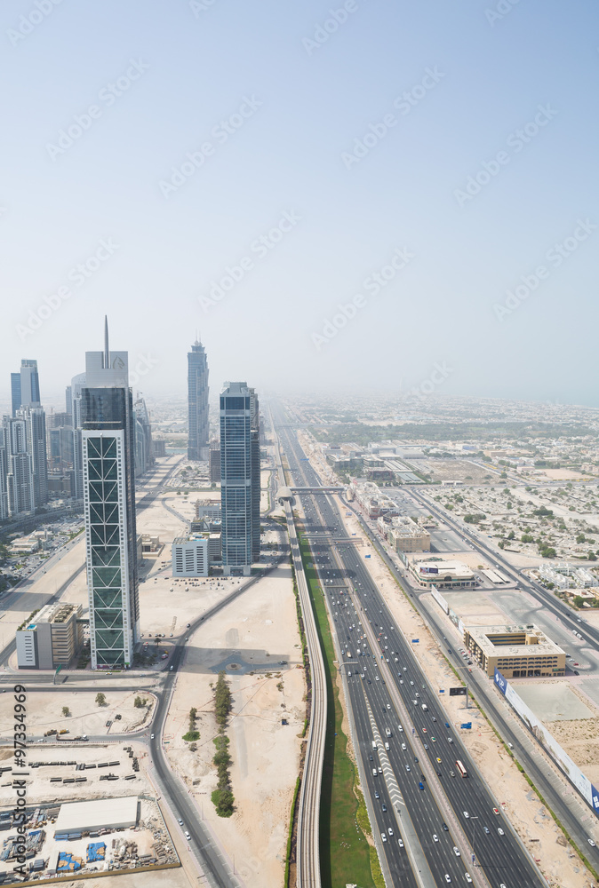Obraz premium sheik zayed road photographed from the al hikma tower rooftop