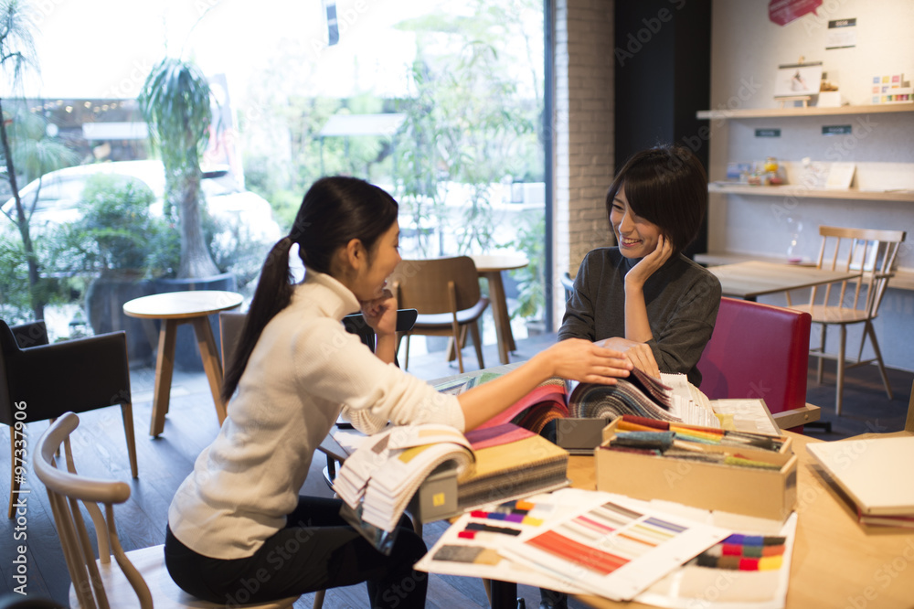 Designers who have a meeting while watching the sample in a cafe