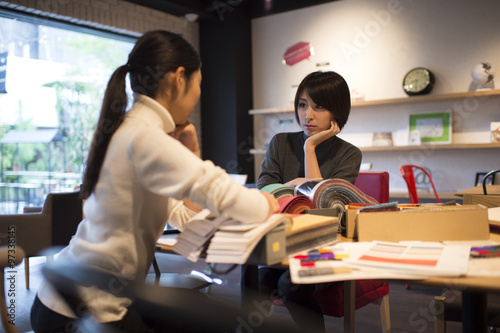 Women have a meeting of product development at the cafe