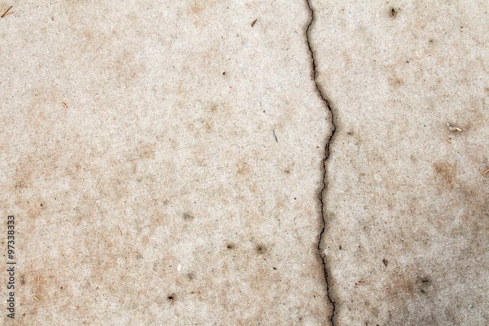 Vertical crack in concrete