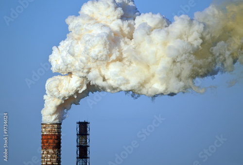 Загрязнение окружающей среды. Дым из фабричной трубы на фоне чистого неба