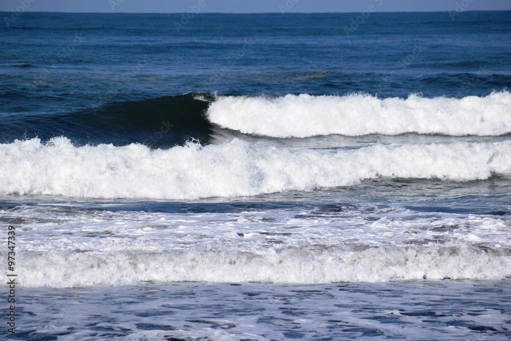 Fototapeta premium 日本海の荒波／山形県の庄内浜で日本海の荒波風景を撮影した写真です。庄内浜は非常にきれいな白砂が広がる海岸と、奇岩怪石の磯が続く大変素晴らしい景観のリゾート地です。