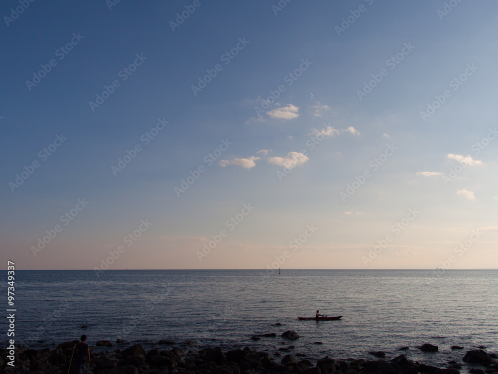Fototapeta premium Море на закате и лодочка