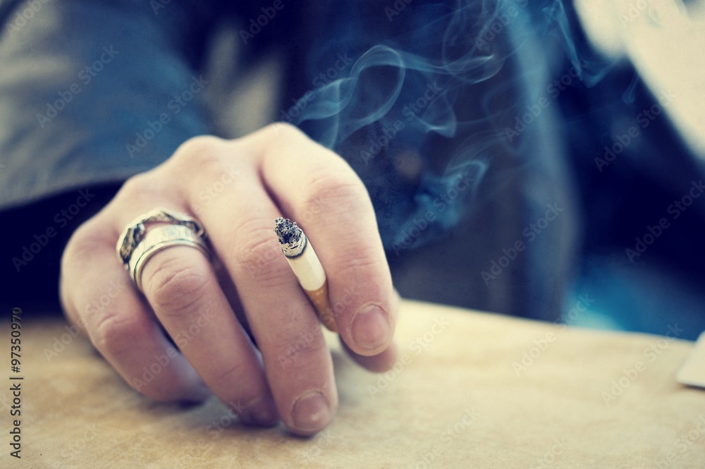 Obraz premium Cigarette in hand