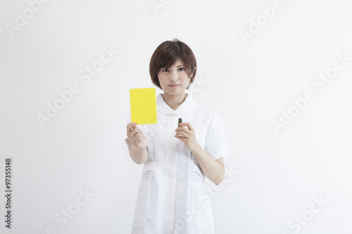 イエローカードを持つ看護師