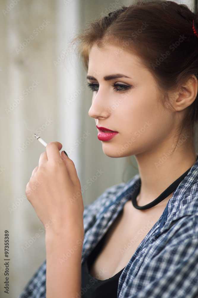 Obraz premium pretty smoking girl