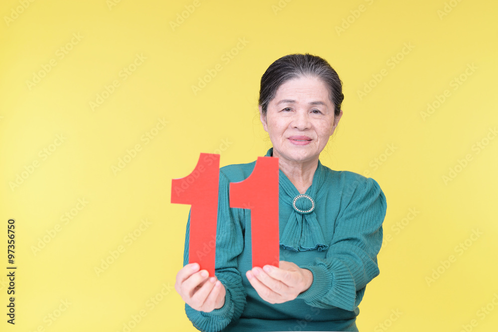 数字を持つ年配者 数字を持つ年配者