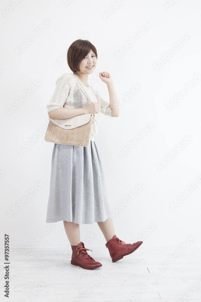 鞄を持つ若い女性 鞄を持つ若い女性