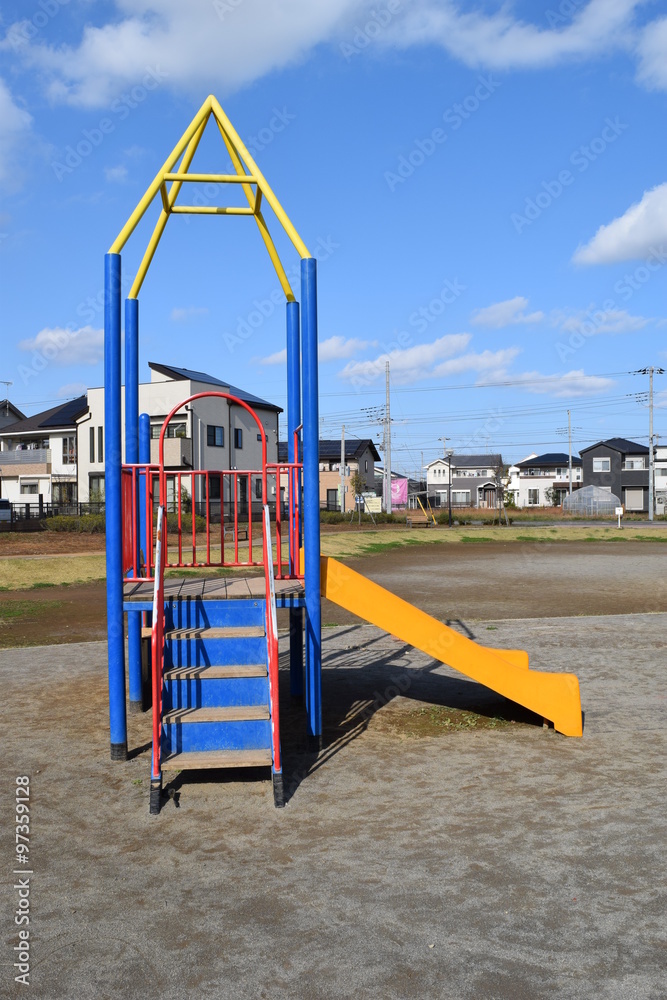 Fototapeta premium 公園の遊具／茨城県牛久市の公園で、ブランコや滑り台などの遊具を撮影した写真です。 