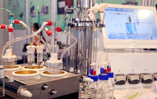 Medical laboratory for carrying out chemical reactions