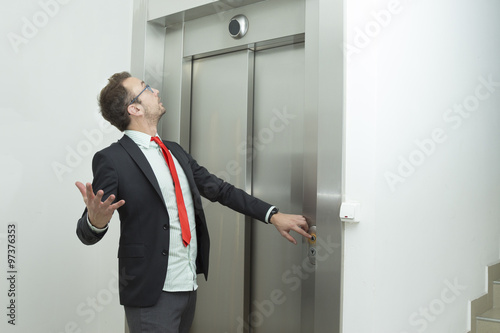 Obraz na płótnie Businessman is confused because the elevator does not work