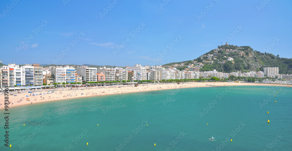 der lange Strand im beliebten Badeort Blanes an der Costa Brava,Katalonien,Spanien