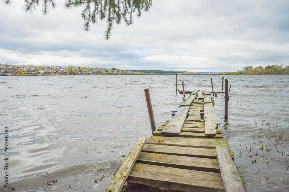Fototapeta premium ветхий деревянный пирс на воде