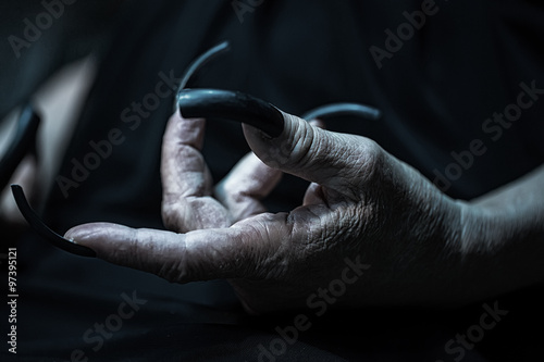 Canvas Print Wrinkled hand with long fingernails