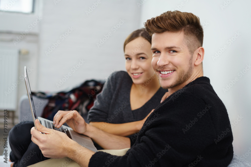 modernes junges paar mit notebook zu hause modernes junges paar mit notebook zu hause