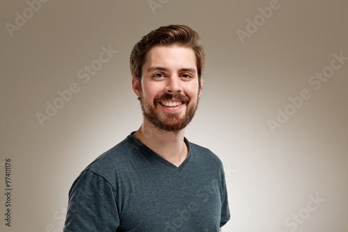 Smiling young man with beard © Günter Menzl