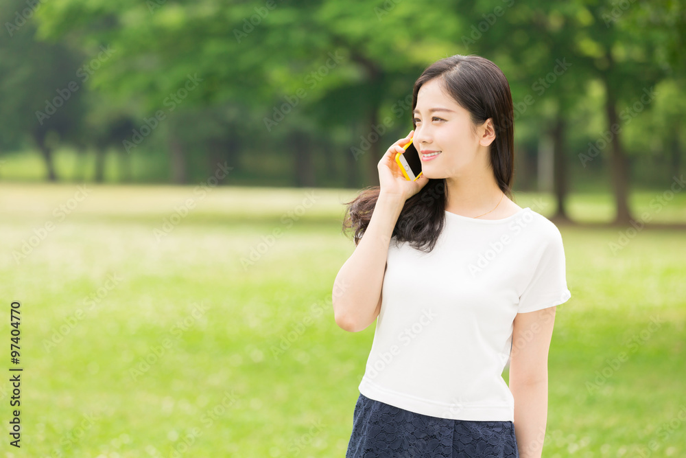 電話をする女性 電話をする女性