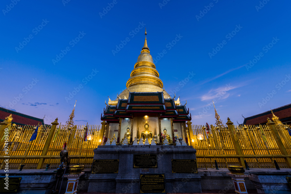 Fototapeta premium Wat Phra That Hariphunchai w prowincji Lamphun w Tajlandii