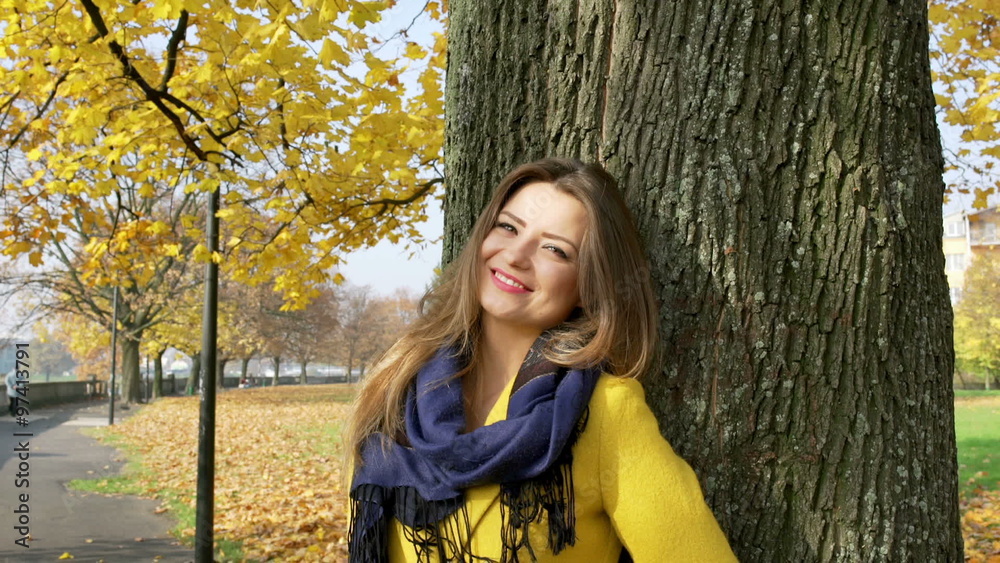 Woman leaning on tree and smiling to the camera, steadycam shot
Woman leaning on tree and smiling to the camera, steadycam shot