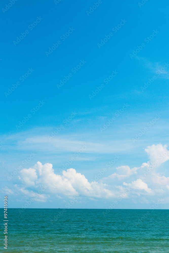Fototapeta premium sea with blue-sky background on sunny day