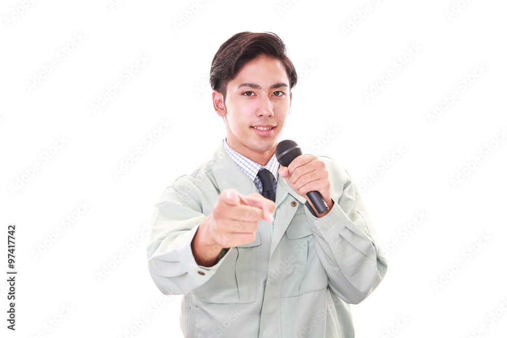 プレゼンをする笑顔の男性