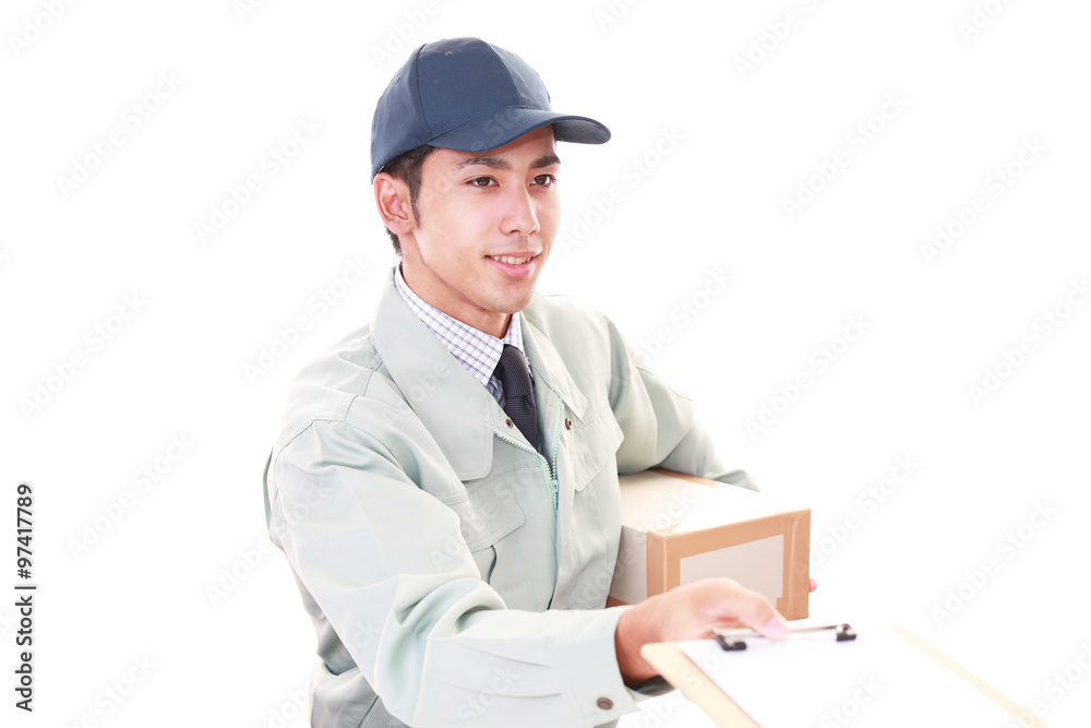 荷物を運ぶ笑顔の男性
