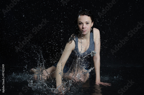 девушка в воде
