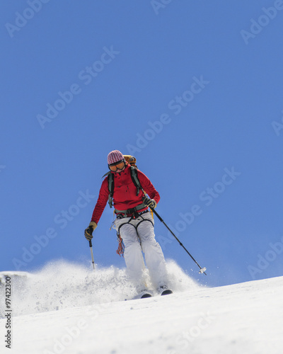elegant skifahren in hochalpinem Gelände