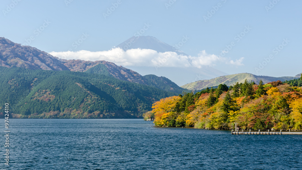 Lake Hakone The leaves begin to change color