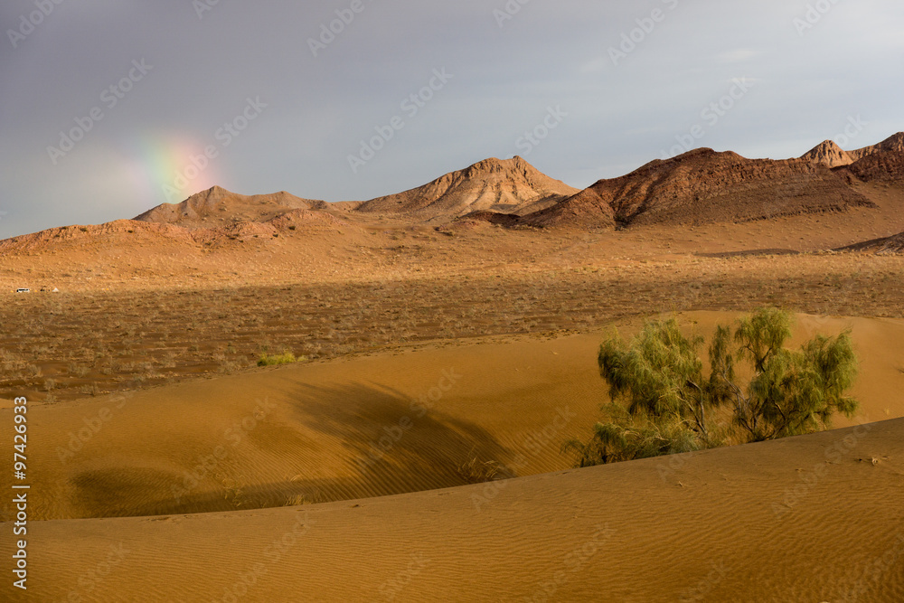 Iran : le Dasht-e Kavir nommé aussi Kavir-e Namak ou Grand désert salé est un désert au milieu du plateau iranien