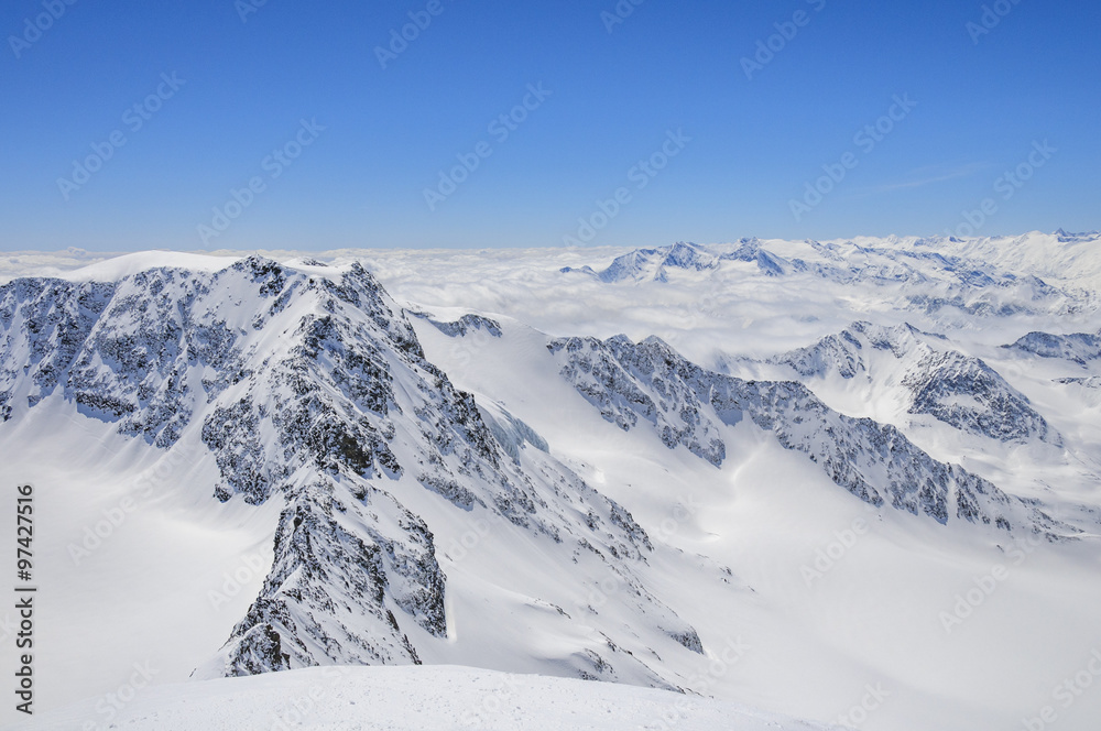 imposante Gipfelwelt der Stubaier Alpen im Winter