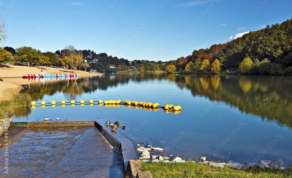Obraz premium Saint-Pee-sur-Nivelle Lake in French Basque Country