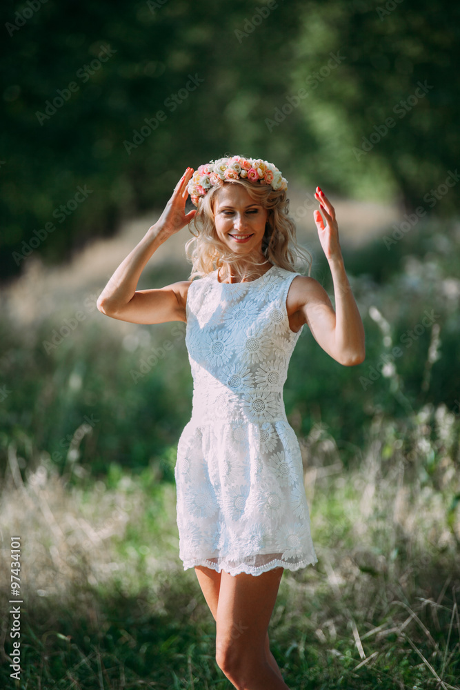 Obraz premium portrait of a beautiful sexy smiling girl with a wreath on his head in the spring park