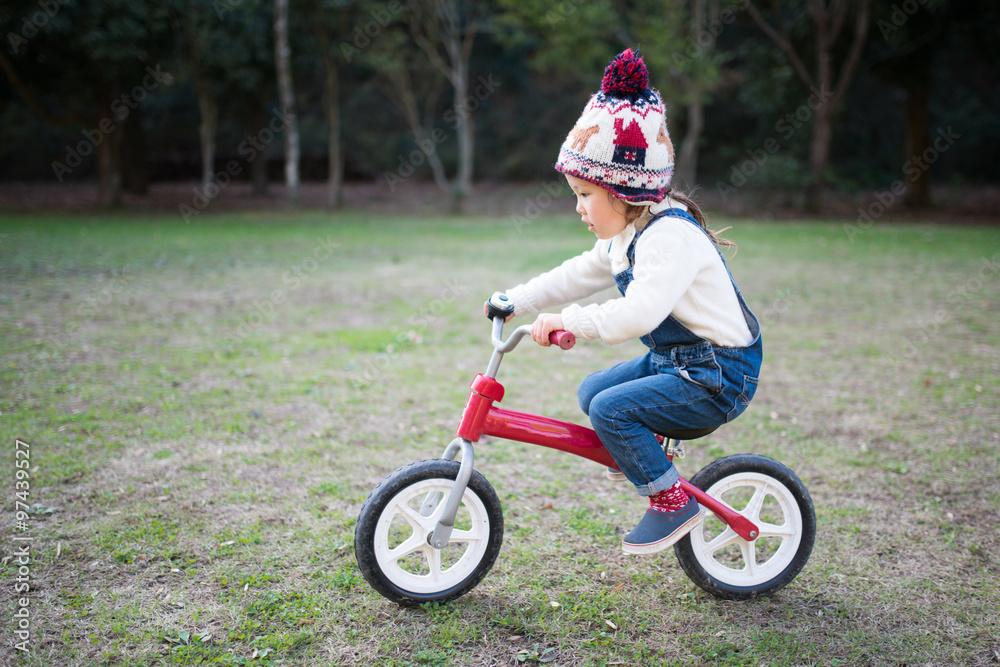 自転車に乗る女の子 自転車に乗る女の子