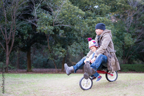 自転車を二人乗りする親子