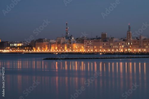 Bari con il suo lungomare illuminato 