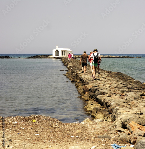 Люди идут к Часовне Николая Угодника. Крит. Георгиуполис.