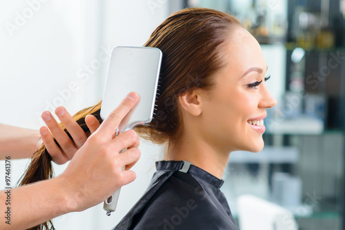 Fotografie Clients hair being thoroughly brushed.