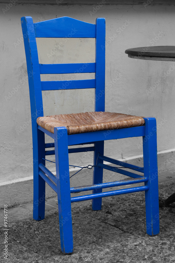Griechischer Stuhl blau auf schwarz-weiß Stock Photo | Adobe Stock