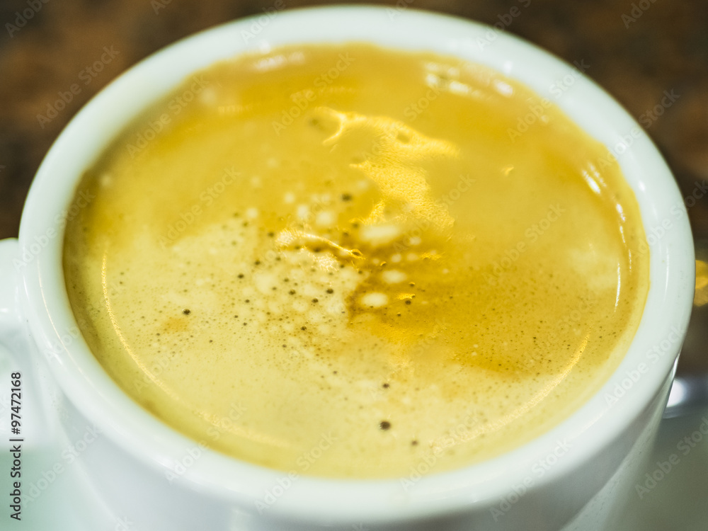 taza blanca llena de café con leche taza blanca llena de café con leche