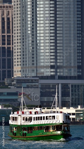 香港の高層ビルとスターフェリー