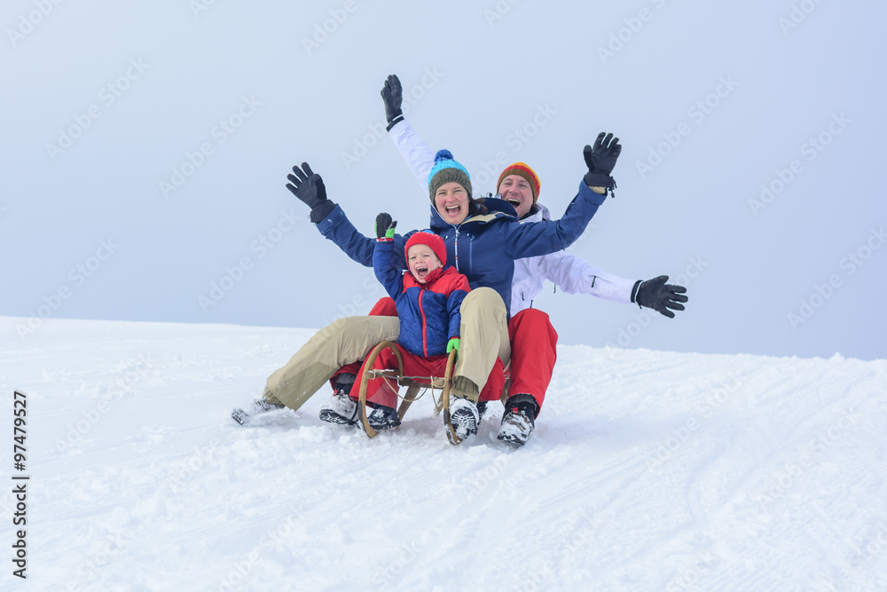 familiäre Begeisterung bei einer winterlichen Rodelpartie familiäre Begeisterung bei einer winterlichen Rodelpartie