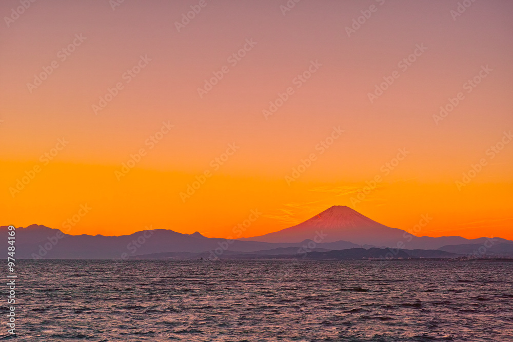 江の島大橋から見た夕焼けの相模湾と富士山
江の島大橋から見た夕焼けの相模湾と富士山